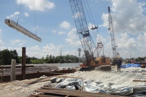 Nhà thầu thi công công trình Cầu Hòa Trung đang có nguy cơ thua lỗ lớn vì bị chậm thanh toán quá lâu. Ảnh: Anh Minh