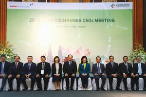 Ông Phạm Hồng Sơn, Phó chủ tịch Ủy ban Chứng khoán Nhà nước chụp hình lưu niệm cùng lãnh đạo 10 Sở GDCK ASEAN trong cuộc làm việc tại Hà Nội, tháng 10/2016