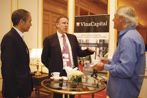 Các nhà đầu tư trao đổi bên lề hội nghị VinaCapital 2016