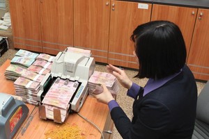 Xử lý ngân hàng yếu kém là nhiệm vụ trọng tâm của Đề án Tái cơ cấu ngân hàng. Ảnh: Chí Cường