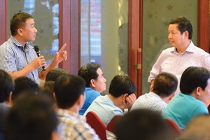 Chủ tịch FPT Trương Gia Bình chia sẻ với đội ngũ doanh nhân những bài học thực tiễn về kinh doanh và quản trị