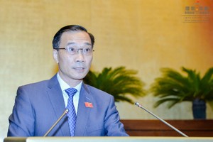 Chủ nhiệm Ủy ban kinh tế của Quốc hội Vũ Hồng Thanh trình bày Báo cáo thẩm tra dự án Luật quản lý ngoại thương sáng 27/10.