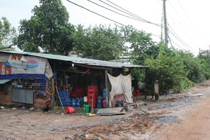 Những căn nhà tạm bợ của người dân nằm trong khu quy hoạch Dự án VIUT của Berjaya. Ảnh: VIệt Dũng