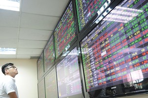 Phiên 10/11, VN-Index tăng gần 1,2%, đóng cửa tại 678,17 điểm 