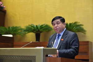 Bộ trưởng Bộ Kế hoạch và Đầu tư Nguyễn Chí Dũng trình bày Tờ trình của Chính phủ Dự thảo Luật sửa đổi, bổ sung Phụ lục 4 Luật Đầu tư về Danh mục ngành, nghề đầu tư kinh doanh có điều kiện