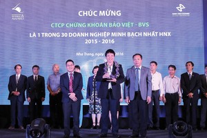 Chủ tịch Sở GDCK Hà Nội Nguyễn Thành Long cùng Tổng Biên tập Báo Đầu tư Lê Trọng Minh vinh danh 30 DN có điểm minh bạch cao nhất trong mùa chấm 2016