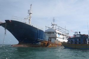 Con tàu được ngư dân lai dắt vào bờ. Ảnh: Thái Hà