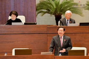 Bộ trưởng Lê Vĩnh Tân trả lời chất vấn trước Quốc hội.