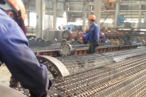 Các công nhân Nhà máy Sản xuất bê tông Phan Vũ Hải Dương đang sản xuất bê tông dự ứng lực. Ảnh: Việt Dương