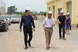 Chủ tịch SCIC Nguyễn Đức Chi (ngoài cùng bên trái) trao đổi với lãnh đạo CTCP Traphaco