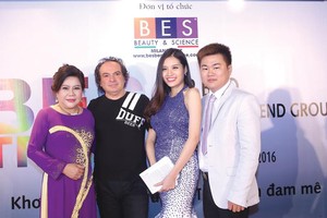 Bà Trần Thanh Hà (ngoài cùng bên trái) trong một sự kiện về tạo mẫu tóc.