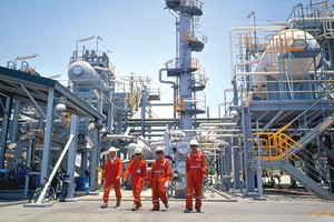 Doanh nghiệp dầu khí dự báo sẽ tiếp tục khó khăn trong năm 2017 khi giá dầu dự báo khó hồi phục mạnh