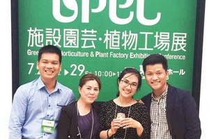 Lê Hồng Công (Ngoài cùng bên phải), người sáng lập King’s Kimchi