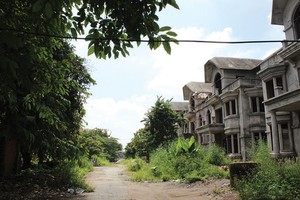 Khu biệt thự Trung Tiến do Công ty Trung Tiến làm chủ đầu tư được hoàn thiện theo phong cách châu Âu và bán hết năm 2007 với giá 20 tỷ đồng/căn, nhưng chủ nhân không về ở, khiến nhà bị xuống cấp và khung cảnh đáng sợ