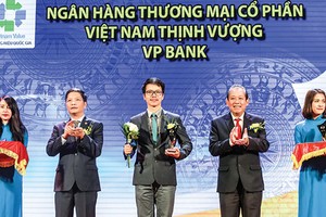 Đại diện VPBank (đứng giữa) nhận Biểu trưng Thương hiệu Quốc gia