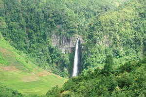 Dải lụa giữa lưng chừng trời...