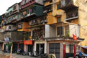 Các khu chung cư cũ trên địa bàn TP.Hà Nội đang xuống cấp nghiêm trọng, cần được cải tạo, xây mới. ảnh: Dũng Minh