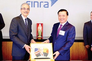 Ngày 26/6/2001, UBCK Việt Nam được công nhận là thành viên của Tổ chức Quốc tế các ủy ban chứng khoán (IOSCO), mở ra cơ hội học hỏi kinh nghiệm và hội nhập quốc tế
Trong ảnh: Bộ trưởng Bộ Tài chính Đinh Tiến Dũng tặng quà cho Finra, Tổ chức giữ gìn sự liêm chính trên TTCK Mỹ