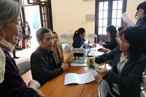 Cải cách hành chính nhìn từ việc “lĩnh lương kiểu mới” 