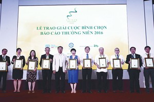 Dự kiến đến năm 2020, các đơn vị có lợi ích công chúng sẽ là đối tượng bắt buộc phải lập và trình bày báo cáo tài chính theo IFRS
Trong ảnh: Tổng Biên tập Báo Đầu tư Lê Trọng Minh vinh danh 10 doanh nghiệp niêm yết có điểm cao nhất trong Cuộc bình chọn Báo cáo thường niên tốt nhất mùa giải 2016