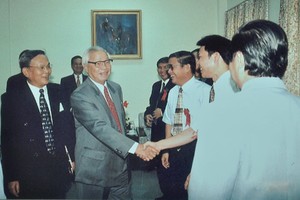 Nguyên Thủ tướng Chính phủ Võ Văn Kiệt bắt tay chúc mừng các nhân sự tham gia tạo dựng ngành chứng khoán trong ngày đầu tiên khai mở, 20/7/2000 