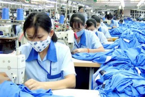Doanh nghiệp dệt may loay hoay “vượt bão”