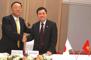 TTCK Việt Nam đã thu hút gần 2 vạn nhà đầu tư nước ngoài mở tài khoản
Trong ảnh: Chủ tịch SSI Nguyễn Duy Hưng và Chủ tịch Dream Incubator Koichi Hori ký thỏa thuận hợp tác năm 2007 