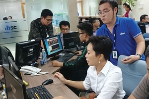 Nhân viên môi giới HSC hướng dẫn nhà đầu tư thao tác trên hệ thống giao dịch