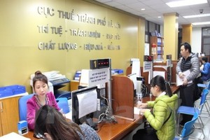 Cá nhân, hộ gia đình hoạt động kinh doanh có doanh thu hàng năm dưới 100 triệu đồng sẽ không phải đóng lệ phí môn bài. Trong ảnh: Cục thuế Thành phố Hà Nội