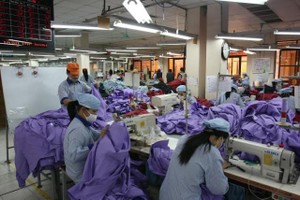 Xuất khẩu dệt may năm 2017 dự báo còn nhiều khó khăn, do nhu cầu tiêu dùng giảm và lo ngại về giao dịch thương mại giữa các nước châu Á với Hoa Kỳ trong thời gian tới có những thay đổi nằm ngoài mong muốn