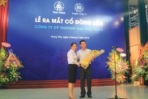 Bà Nguyễn Thị Vinh, Tổng giám đốc Công ty Thương mại Thái Hưng, Chủ tịch HĐQT Thép Việt Ý và ông Trần Văn Thạnh, nguyên Chủ tịch HĐQT Thép Việt Ý