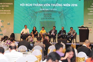 Lãnh đạo UBCK, HNX, VSD cùng thảo luận với thành viên về chứng khoán phái sinh tại Hội nghị thành viên thường niên 2016 của HNX
