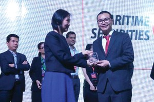 Ông Mạc Quang Huy nhận giải thưởng “Nhà tư vấn M&A tiêu biểu 2015-2016”