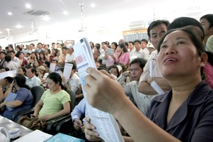 10 năm trước, các sàn giao dịch chứng khoán thu hút rất đông nhà đầu tư 