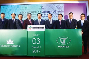 Lãnh đạo Bộ Tài chính, Ủy ban Chứng khoán bấm nút khai trương cổ phiếu Vietnam Airlines và Vinatex lên sàn UPCoM ngày giao dịch đầu năm 2017