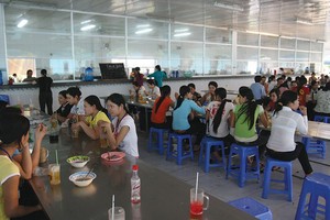 Để bảo vệ quyền lợi, người lao động cần hiểu rõ pháp luật về lao động.
Trong ảnh: Công nhân ăn trưa trong bếp ăn tập thể tại khu công nghiệp thuộc tỉnh Sóc Trăng