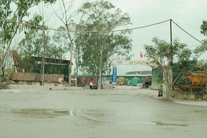 Trạm trộn bê tông của Công ty Việt Hàn trong ô đất Khu liên hợp thể thao gây nhiều bức xúc cho người dân vì ô nhiễm và tiếng ồn