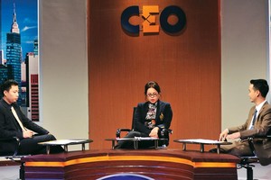 Bà Nguyễn Thị Dung, Chủ tịch HĐQT Nam Hải Group (ngồi giữa) trong vai trò CEO của tình huống này.