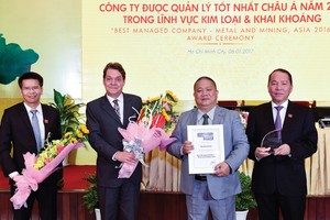 Ông Marcus  H. Langston, Giám đốc châu Á Tạp chí toàn cầu Euromoney trao chứng nhận và biểu trưng “Công ty được quản lý tốt nhất châu Á” trong lĩnh vực khai khoáng và kim loại cho HĐQT Tập đoàn Hoa Sen