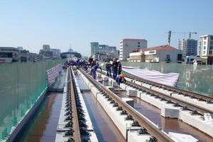 Nhà thầu đang triển khai hạng mục rải đường ray trên tuyến Đường sắt đô thị Cát Linh - Hà Đông. Ảnh: Đức Thanh