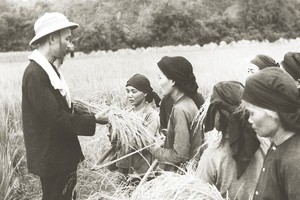 Bác Hồ là tấm gương mẫu mực về gần dân, tin vào sức mạnh nhân dân trong sự nghiệp xây dựng đất nước. Ảnh Tư Liệu