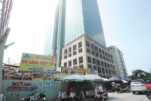 Tòa tháp văn phòng Apex Tower sau nhiều năm triển khai, đến nay vẫn chưa thể hoàn thiện. Ảnh: Dũng Minh
