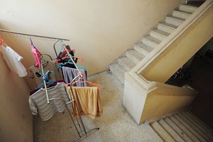 Tại nhiều chung cư, một số cư dân tận dụng cầu thang bộ làm chỗ để đồ và phơi quần áo. Ảnh: Dũng Minh