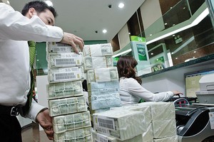 Nâng lãi suất tiền gửi USD sẽ hút nguồn vốn nước ngoài, đồng thời kéo USD đang được cất giữ của người dân vào ngân hàng