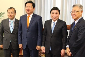 Ông Thanh Mỹ (ngoài cùng bên phải) trao đổi với lãnh đạo TP.HCM về đồng hồ nước thông minh tại Hội nghị Người Việt Nam ở nước ngoài năm 2016