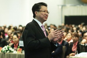 Ông Lâm Hải Tuấn trao đổi với đội ngũ kinh doanh trong chương trình “Khởi động hoạt động kinh doanh” hàng năm