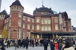 Trước cửa nhà ga tàu Shinkansen Tokyo lúc nào cũng tấp nập người qua lại