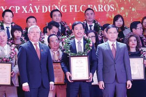 Ông Đỗ Như Tuấn, Tổng giám đốc FLC Faros nhận Chứng nhận VNR500
