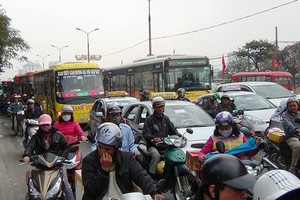 Người dân đổ về quê ăn Tết, cửa ngõ Hà Nội ùn tắc nghiêm trọng