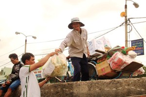 Người dân xã đảo Nhơn Châu (TP Quy Nhơn, Bình Định) vượt biển vào đất liền mua hàng hóa về đảo ăn Tết